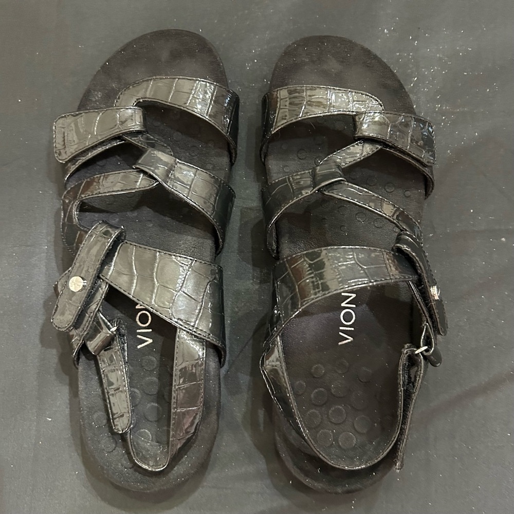 Vionic Black Croc-Embossed Sandals‎